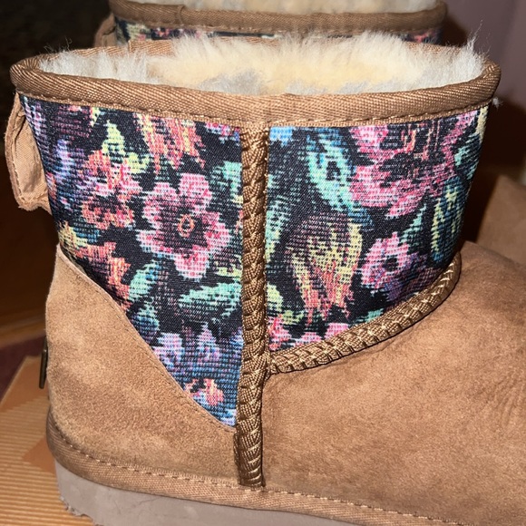 COPY - UGG Mini Floral Grunge Boots - Picture 3 of 8